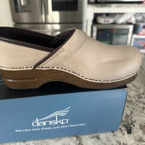 dansko Clogs - Sand Dollar Color - Size 40 - New Box